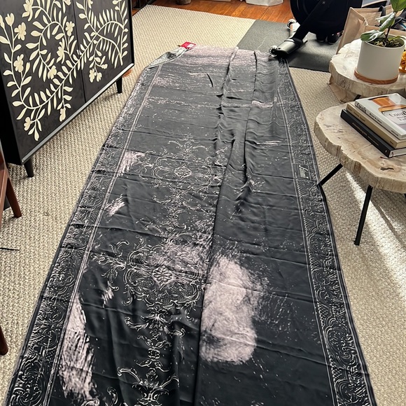 $225 new with tags Satomi saree baroque pattern with red trim 100% silk - Picture 7 of 11